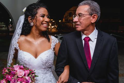 fotografia do noivo recebendo a lapela fotografia da noiva com seu pai na porta da igreja Santa Cruz em Rondonópolis-MT, fotografo Sergio Simões.'