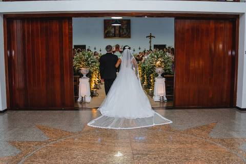 fotografia do noivo recebendo a lapela fotografia da noiva com seu pai na porta da igreja Santa Cruz em Rondonópolis-MT, fotografo Sergio Simões.'