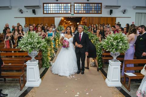 fotografia do noivo recebendo a lapela fotografia da entrada da noiva Viviane com seu pai na igreja Santa Cruz em Rondonópolis-MT, fotografo Sergio Simões.'