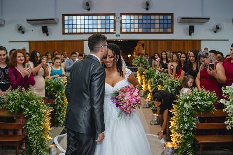 fotografia do noivo recebendo a sua noiva viviane com um beijo na testa na igreja Santa Cruz em Rondonópolis-MT, fotografo Sergio Simões.'