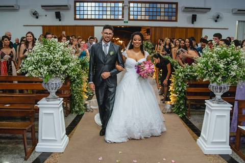 fotografia dos noivos Viviane e Guilherme na igreja Santa Cruz em Rondonópolis-MT, fotografo Sergio Simões.'