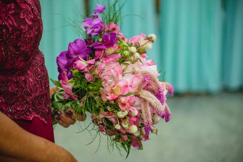 fotografia do buquê do casamento de Viviane e Guilherme na igreja Santa Cruz em Rondonópolis-MT, fotografo Sergio Simões.'
