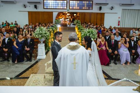 fotografia do sacramento do matrimonio de Viviane e Guilherme na igreja Santa Cruz em Rondonópolis-MT, fotografo Sergio Simões.'