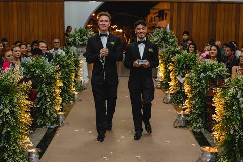 fotografia do sacramento do matrimonio de Viviane e Guilherme na igreja Santa Cruz em Rondonópolis-MT, fotografo Sergio Simões.'