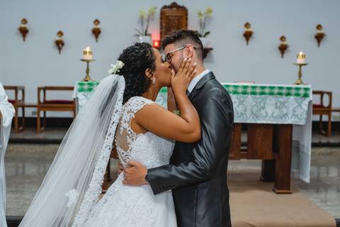 fotografia do primeiro beijo após casados de Viviane e Guilherme na igreja Santa Cruz em Rondonópolis-MT, fotografo Sergio Simões.'