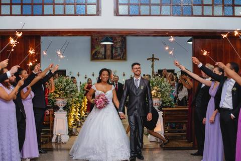 fotografia da saída dos noivos Viviane e Guilherme na igreja Santa Cruz em Rondonópolis-MT, fotografo Sergio Simões.'