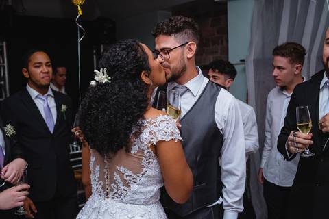fotografia do beijo dos recém casados Viviane e Guilherme em Rondonópolis-MT, fotografo Sergio Simões.'