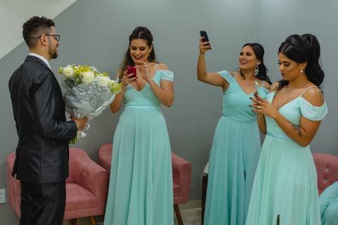 fotografia do noivo indo fazer uma surpresa pra noiva Viviane no salão de beleza Fernanda Araújo em Rondonópolis-MT, fotografo Sergio Simões.'