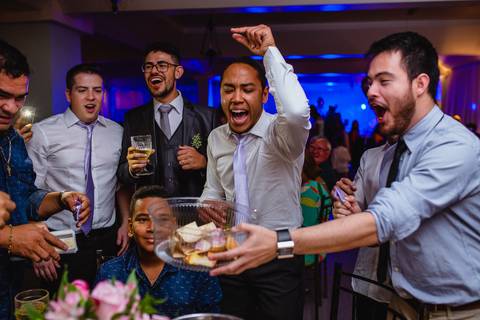 fotografia do corte da gravata dos recém casados Viviane e Guilherme em Rondonópolis-MT, fotografo Sergio Simões.'