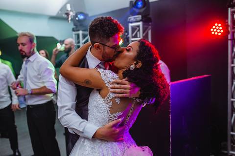 fotografia do beijo dos recém casados Viviane e Guilherme em Rondonópolis-MT, fotografo Sergio Simões.'
