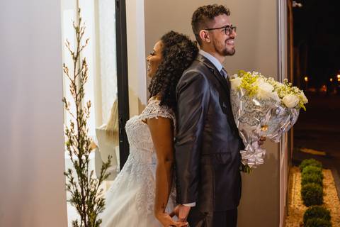 fotografia do noivo indo fazer uma surpresa pra noiva Viviane no salão de beleza Fernanda Araújo em Rondonópolis-MT, fotografo Sergio Simões.'