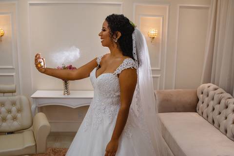 fotografia da noiva Viviane se perfumando no salão de beleza Fernanda Araújo em Rondonópolis-MT, fotografo Sergio Simões.'
