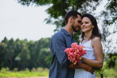 Ensaio de casal no Espaço Bem viver em Rondonópolis-MT, com buquê, fotografo Sergio Simões.'