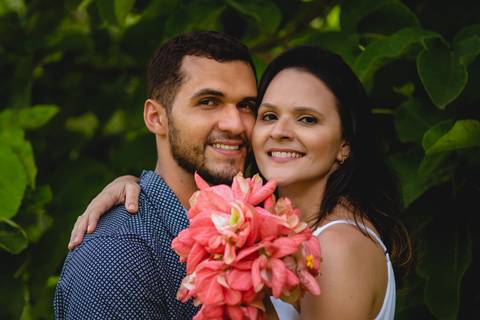 Ensaio de casal no Espaço Bem viver em Rondonópolis-MT, com buquê, fotografo Sergio Simões.'