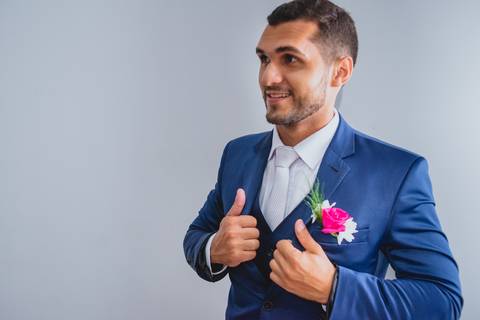 fotografia de making of da noivo Leandro no salão de beleza Capelli em Rondonópolis-MT, fotografo Sergio Simões.'
