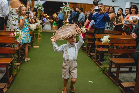 fotografia do sacramento do matrimonio de Bruna e Leandro na igreja Santa Cruz em Rondonópolis-MT, fotografo Sergio Simões.'