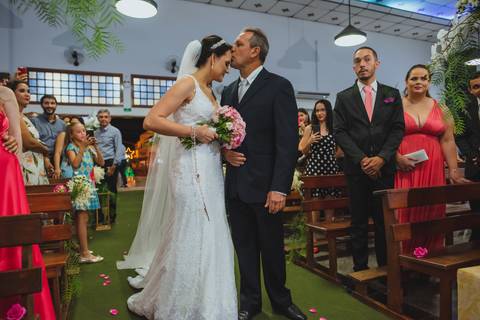 fotografia do sacramento do matrimonio de Bruna e Leandro na igreja Santa Cruz em Rondonópolis-MT, fotografo Sergio Simões.'