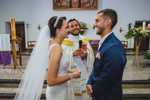fotografia do sacramento do matrimonio de Bruna e Leandro na igreja Santa Cruz em Rondonópolis-MT, fotografo Sergio Simões.'