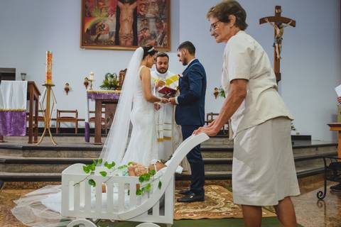 fotografia do sacramento do matrimonio de Bruna e Leandro na igreja Santa Cruz em Rondonópolis-MT, fotografo Sergio Simões.'