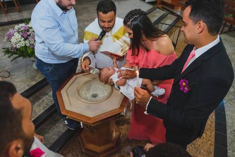 fotografia do batizado da filha de Bruna e Leandro na igreja Santa Cruz em Rondonópolis-MT, fotografo Sergio Simões.'