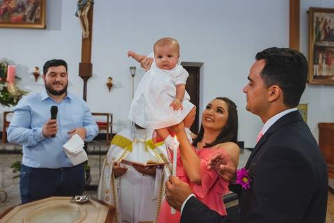 fotografia do batizado da filha de Bruna e Leandro na igreja Santa Cruz em Rondonópolis-MT, fotografo Sergio Simões.'