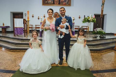 fotografia do batizado da filha de Bruna e Leandro na igreja Santa Cruz em Rondonópolis-MT, fotografo Sergio Simões.'
