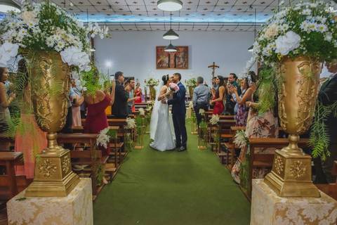fotografia da saida dos recém casados  Bruna e Leandro na igreja Santa Cruz em Rondonópolis-MT, fotografo Sergio Simões.'
