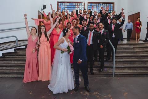 fotografia da saida dos recém casados  Bruna e Leandro na igreja Santa Cruz em Rondonópolis-MT, fotografo Sergio Simões.'