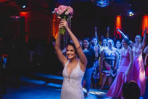 fotografia jogando o buquê do casamento de Bruna e Leo em Rondonópolis-MT, fotografo Sergio Simões.'