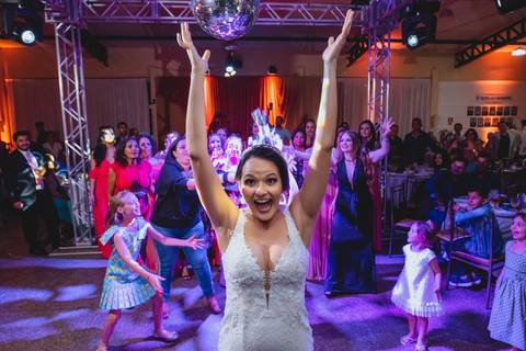 fotografia jogando o buquê do casamento de Bruna e Leo em Rondonópolis-MT, fotografo Sergio Simões.'