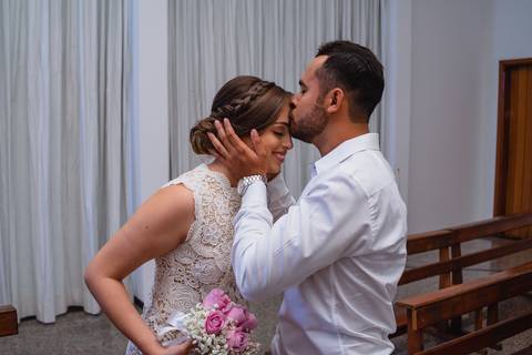 fotografia de mini wedding dos noivos Talita e Thiago, casando em uma simples cerimonia na igreja Santa Cruz na cidade de Rondonópolis-MT, fotografo Sergio Simões.'