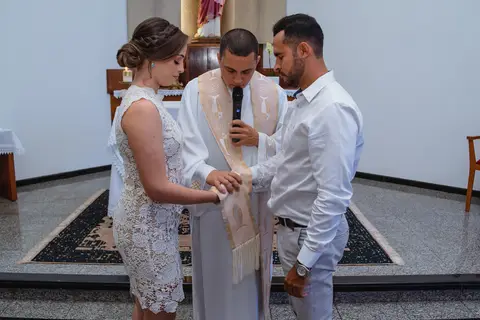 fotografia de mini wedding dos noivos Talita e Thiago, casando em uma simples cerimonia na igreja Santa Cruz na cidade de Rondonópolis-MT, fotografo Sergio Simões.'
