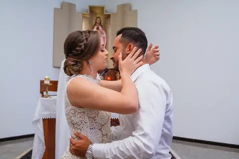 fotografia de mini wedding dos noivos Talita e Thiago, casando em uma simples cerimonia na igreja Santa Cruz na cidade de Rondonópolis-MT, fotografo Sergio Simões.'