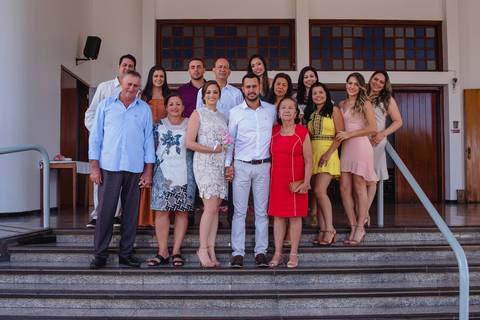 fotografia de mini wedding dos noivos Talita e Thiago, casando em uma simples cerimonia na igreja Santa Cruz na cidade de Rondonópolis-MT, fotografo Sergio Simões.'