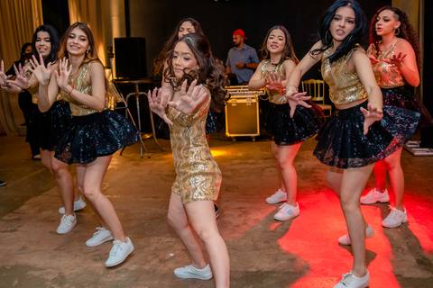 fotografia da aniversariante de 15anos Maria Vitória festando, fotografo de aniversario de 15 anos em rondonópolis Sergio Simões'