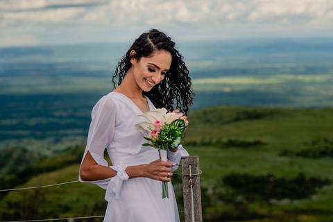 ensaio fotografico de pre wedding do casal Amanda e Julio no Mirante Alto do céu na Chapada dos Guimarães-MT. fotografia registrada pelo fotografo de casamento Sergio Simões em Rondonópolis-MT'