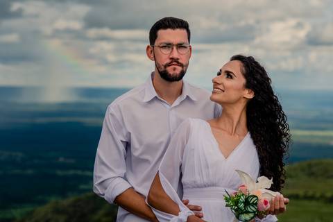 ensaio fotografico de pre wedding do casal Amanda e Julio no Mirante Alto do céu na Chapada dos Guimarães-MT. fotografia registrada pelo fotografo de casamento Sergio Simões em Rondonópolis-MT'