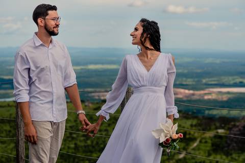 ensaio fotografico de pre wedding do casal Amanda e Julio no Mirante Alto do céu na Chapada dos Guimarães-MT. fotografia registrada pelo fotografo de casamento Sergio Simões em Rondonópolis-MT'