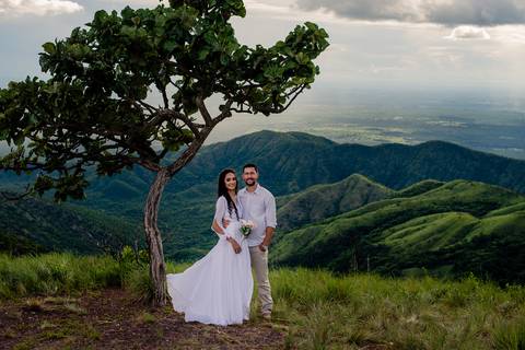 ensaio fotografico de pre wedding do casal Amanda e Julio no Mirante Alto do céu na Chapada dos Guimarães-MT. fotografia registrada pelo fotografo de casamento Sergio Simões em Rondonópolis-MT'