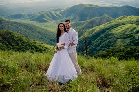 ensaio fotografico de pre wedding do casal Amanda e Julio no Mirante Alto do céu na Chapada dos Guimarães-MT. fotografia registrada pelo fotografo de casamento Sergio Simões em Rondonópolis-MT'