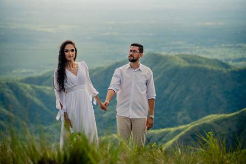 ensaio fotografico de pre wedding do casal Amanda e Julio no Mirante Alto do céu na Chapada dos Guimarães-MT. fotografia registrada pelo fotografo de casamento Sergio Simões em Rondonópolis-MT'