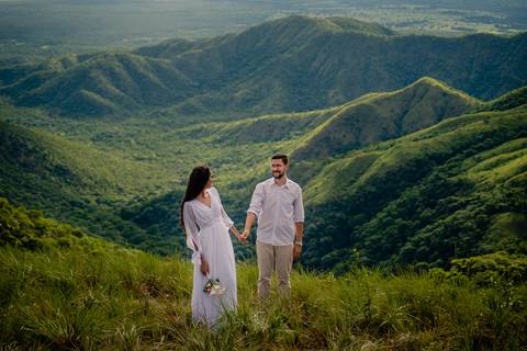 ensaio fotografico de pre wedding do casal Amanda e Julio no Mirante Alto do céu na Chapada dos Guimarães-MT. fotografia registrada pelo fotografo de casamento Sergio Simões em Rondonópolis-MT'