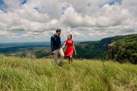 ensaio fotografico de pre wedding do casal Amanda e Julio no mirante na Chapada dos Guimarães-MT. fotografia registrada pelo fotografo de casamento Sergio Simões em Rondonópolis-MT'