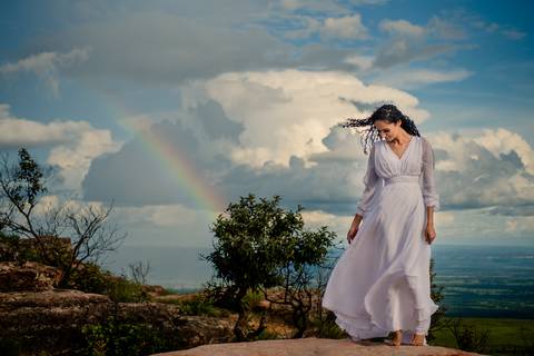 ensaio fotografico de pre wedding do casal Amanda e Julio no Mirante Alto do céu na Chapada dos Guimarães-MT. fotografia registrada pelo fotografo de casamento Sergio Simões em Rondonópolis-MT'