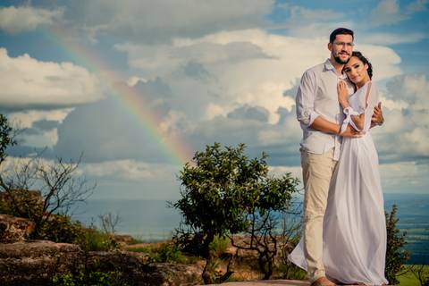 ensaio fotografico de pre wedding do casal Amanda e Julio no Mirante Alto do céu na Chapada dos Guimarães-MT. fotografia registrada pelo fotografo de casamento Sergio Simões em Rondonópolis-MT'