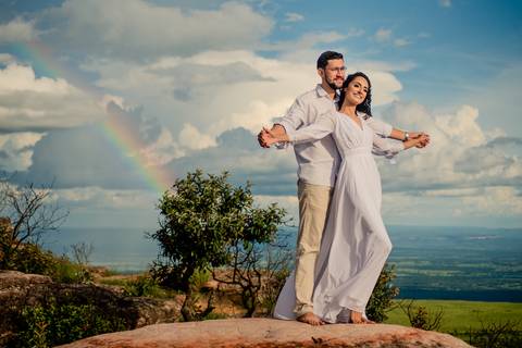 ensaio fotografico de pre wedding do casal Amanda e Julio no Mirante Alto do céu na Chapada dos Guimarães-MT. fotografia registrada pelo fotografo de casamento Sergio Simões em Rondonópolis-MT'