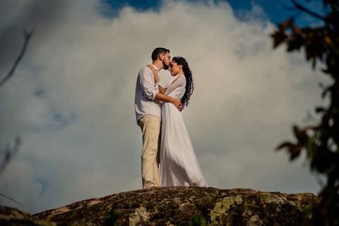 ensaio fotografico de pre wedding do casal Amanda e Julio no Mirante Alto do céu na Chapada dos Guimarães-MT. fotografia registrada pelo fotografo de casamento Sergio Simões em Rondonópolis-MT'