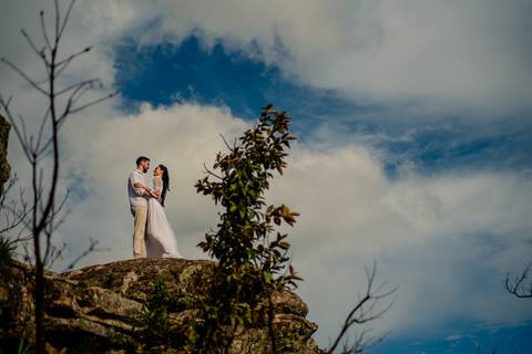 ensaio fotografico de pre wedding do casal Amanda e Julio no Mirante Alto do céu na Chapada dos Guimarães-MT. fotografia registrada pelo fotografo de casamento Sergio Simões em Rondonópolis-MT'