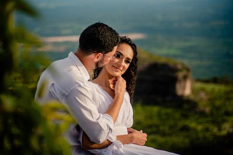 ensaio fotografico de pre wedding do casal Amanda e Julio no Mirante Alto do céu na Chapada dos Guimarães-MT. fotografia registrada pelo fotografo de casamento Sergio Simões em Rondonópolis-MT'