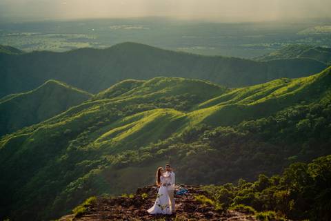 ensaio fotografico de pre wedding do casal Amanda e Julio no Mirante Alto do céu na Chapada dos Guimarães-MT. fotografia registrada pelo fotografo de casamento Sergio Simões em Rondonópolis-MT'
